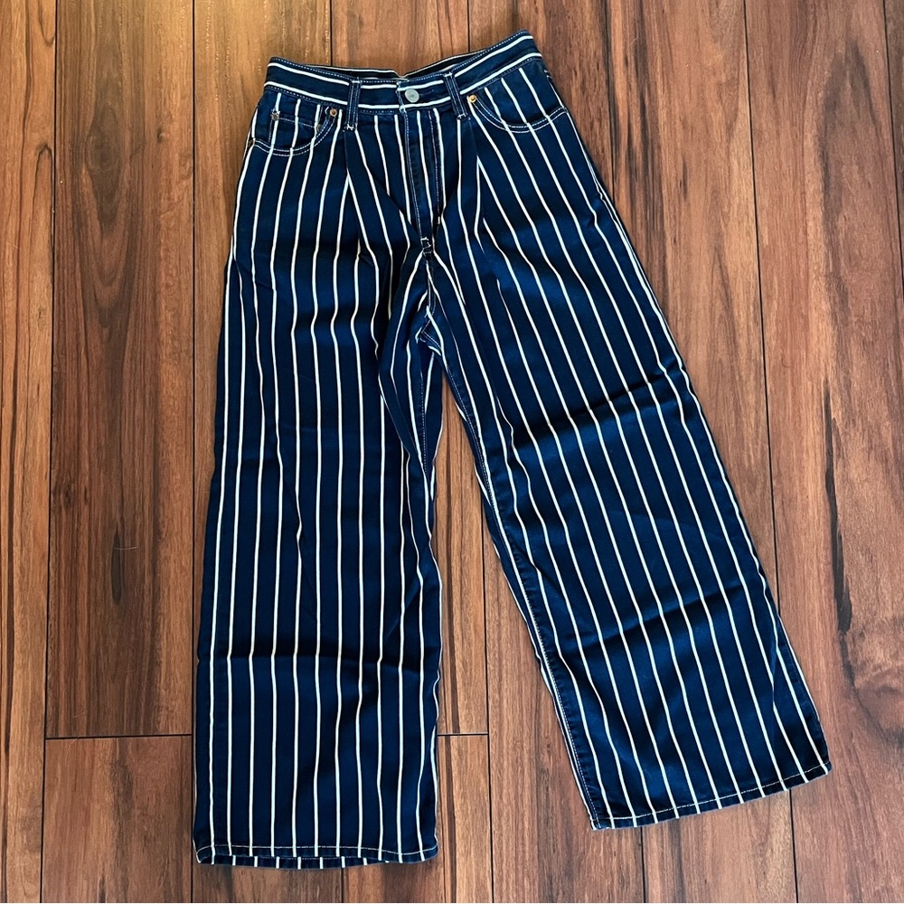 Levi’s ribcage pleated jeans